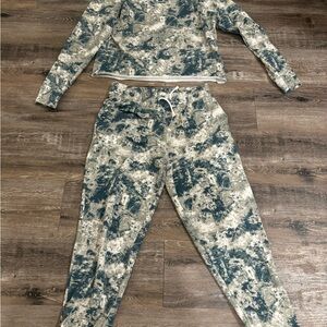 Under Armour women’s Tie-Dye jogger Set - Teal & Cream size small loose fitting